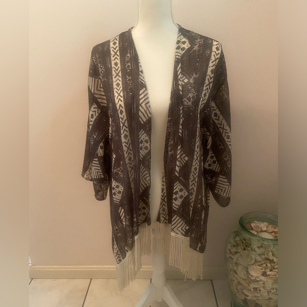 One size Hollister Kimono with bottom fringe  grey and cream Aztec pattern